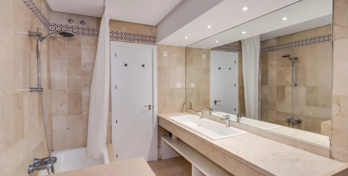 Sale of middle floor apartment in Puerto Banús 15