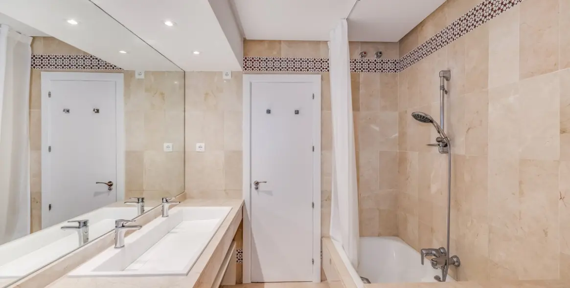 Sale of middle floor apartment in Puerto Banús 17