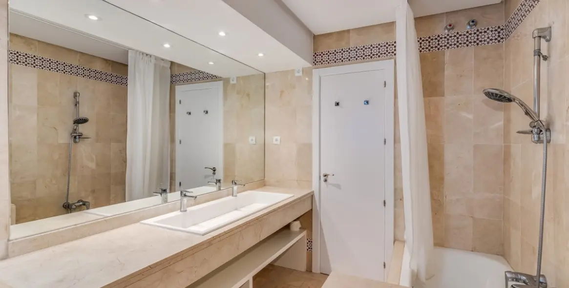 Sale of middle floor apartment in Puerto Banús 18