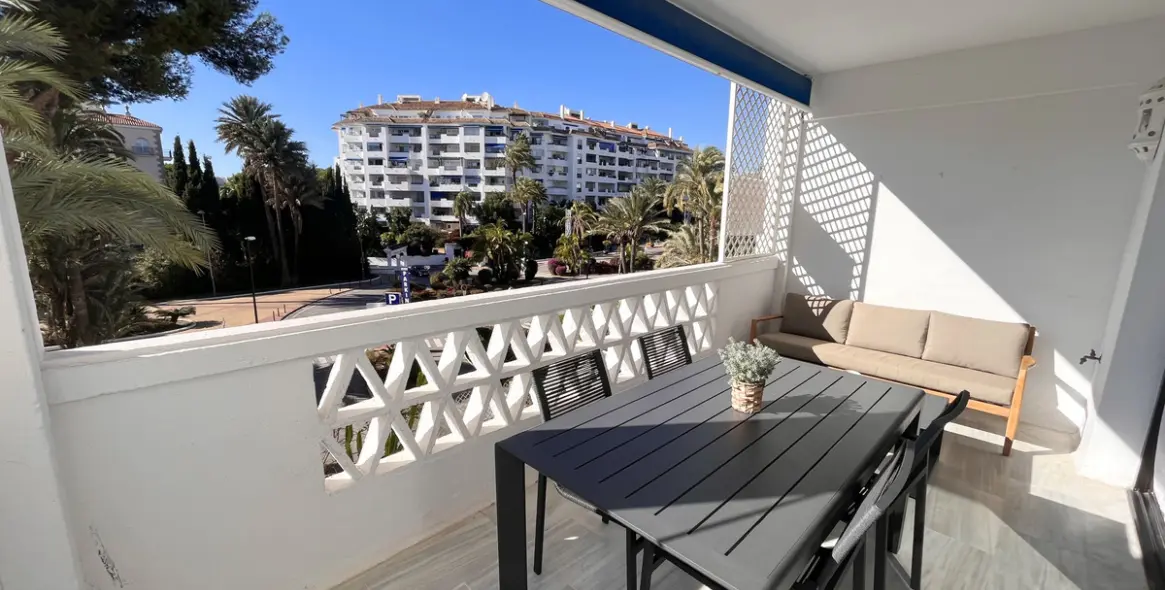 Sale of middle floor apartment in Puerto Banús 3
