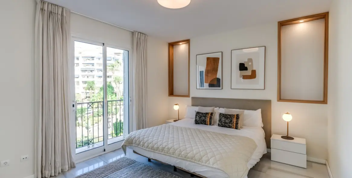 Sale of middle floor apartment in Puerto Banús 5