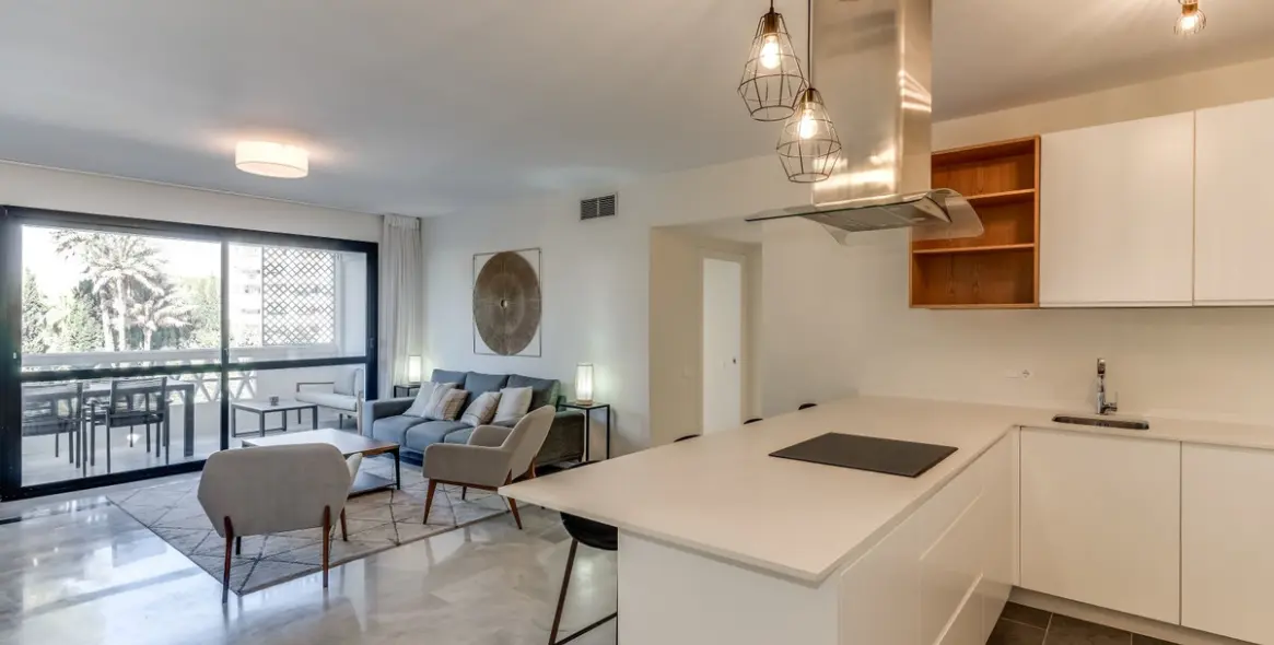 Sale of middle floor apartment in Puerto Banús 6