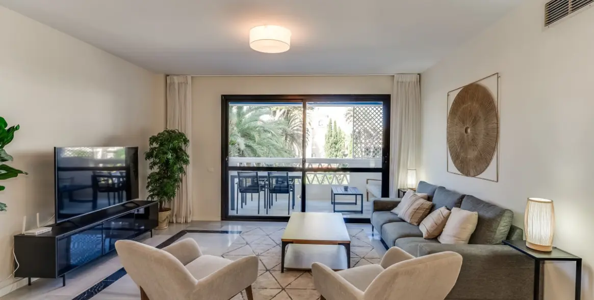 Sale of middle floor apartment in Puerto Banús 7