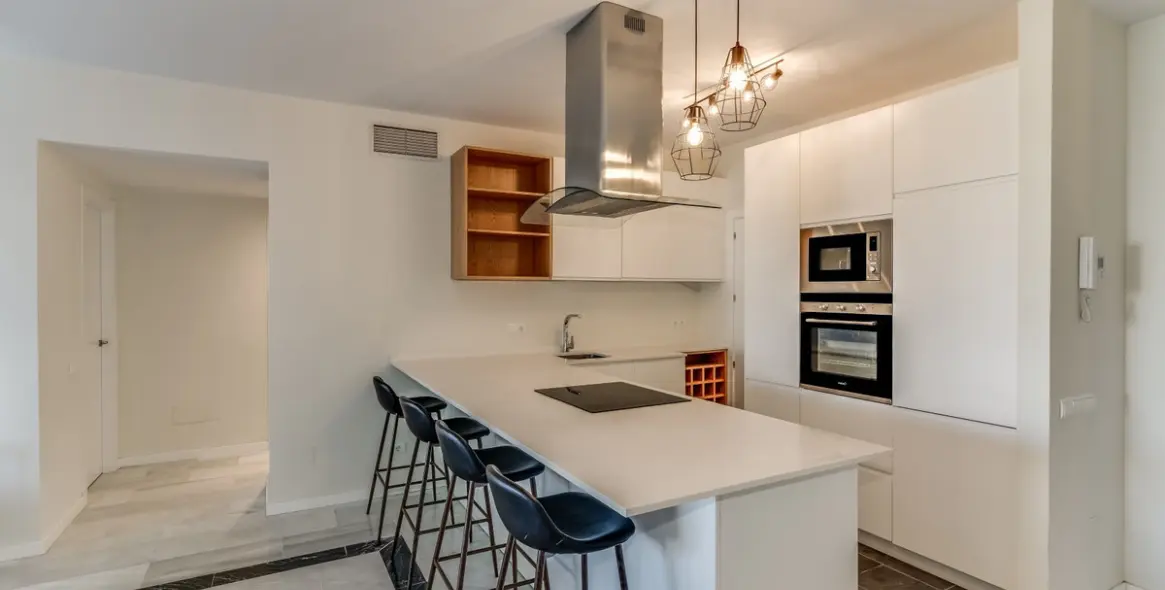 Sale of middle floor apartment in Puerto Banús 9