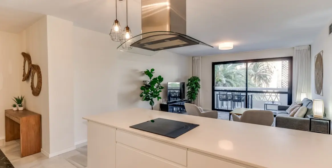 Sale of middle floor apartment in Puerto Banús 10