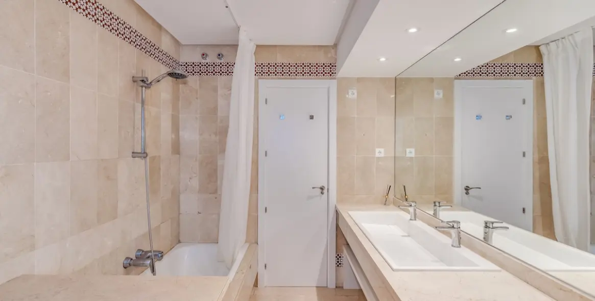 Sale of middle floor apartment in Puerto Banús 16