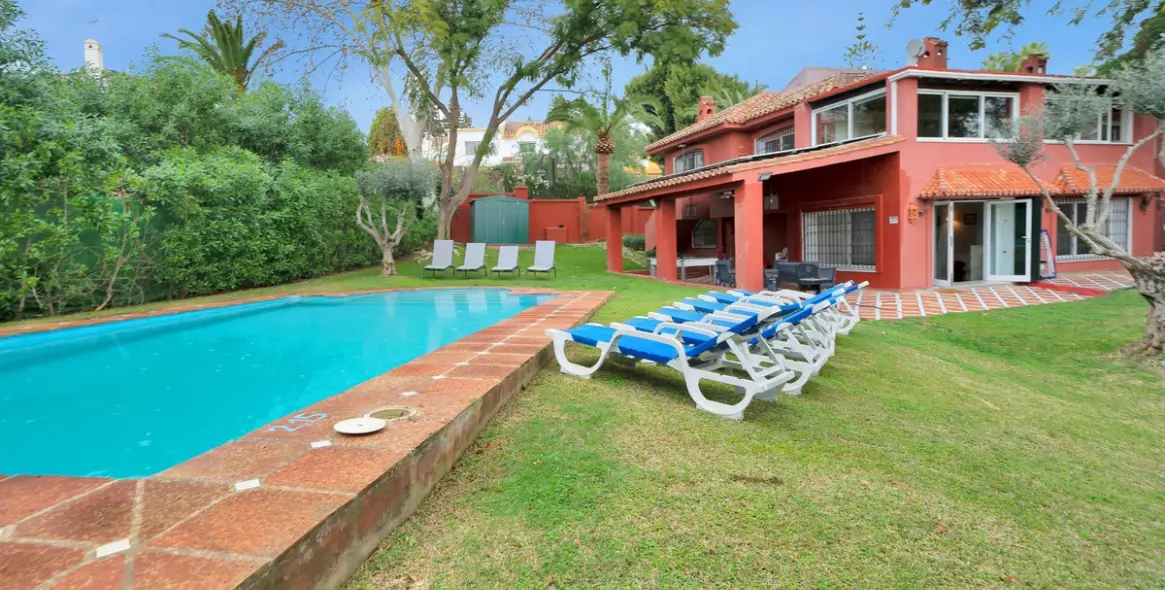 Продажа  отдельно стоящей виллы в Marbella East (район Elviria) 1