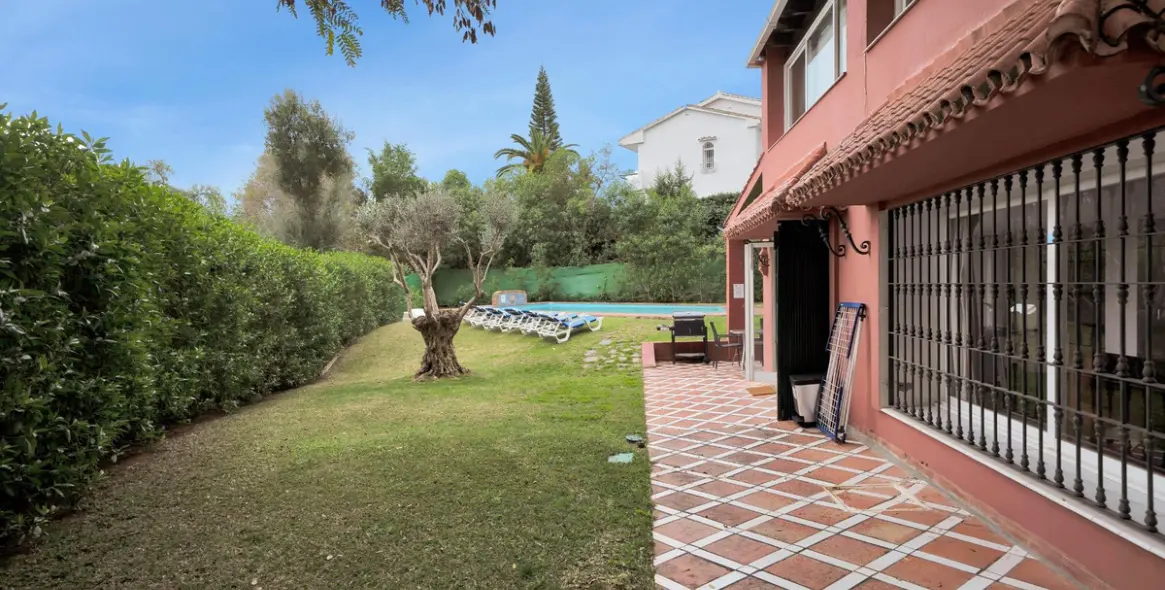 Продажа  отдельно стоящей виллы в Marbella East (район Elviria) 2