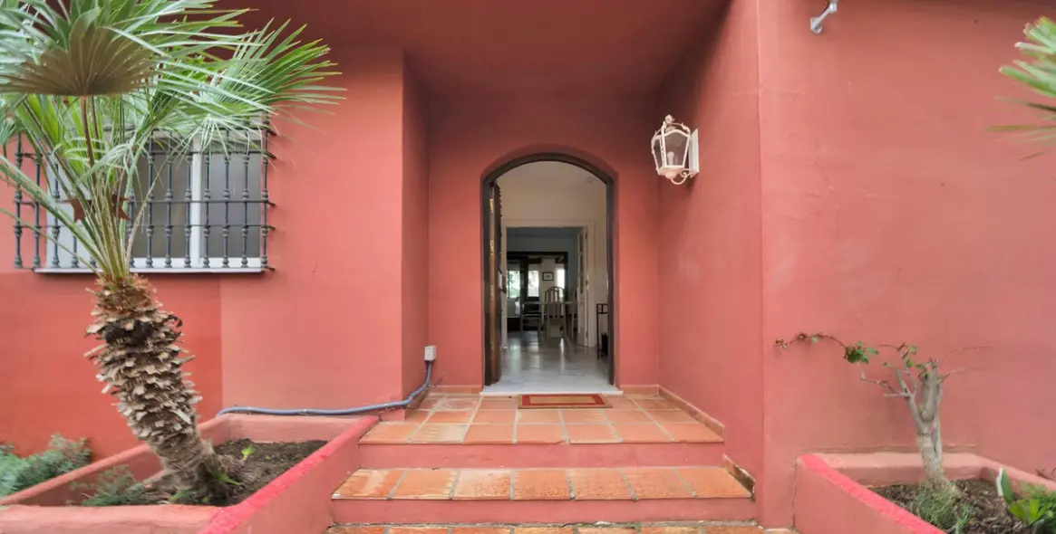 Продажа  отдельно стоящей виллы в Marbella East (район Elviria) 5