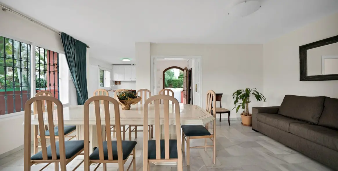 Продажа  отдельно стоящей виллы в Marbella East (район Elviria) 13