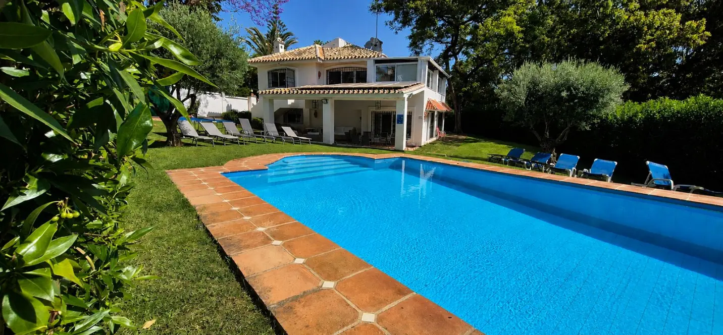 Sale of detached villa in Elviria 0