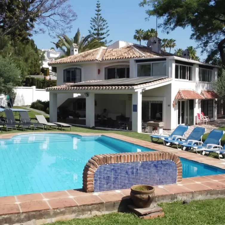 Sale of detached villa in Elviria