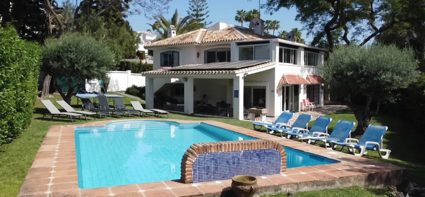 Sale of detached villa in Elviria 2