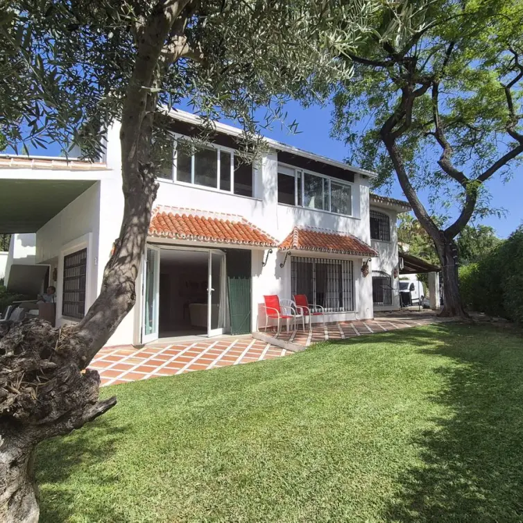 Sale of detached villa in Elviria
