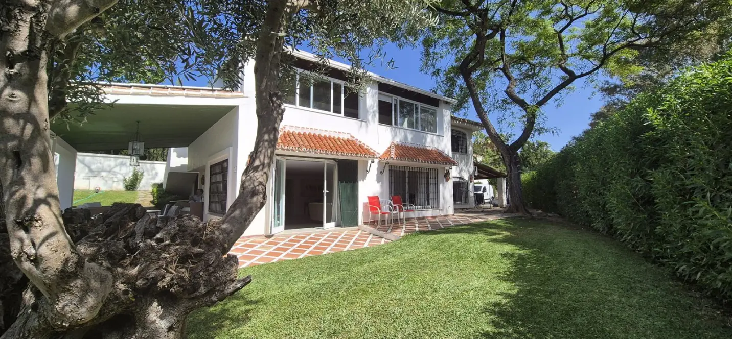 Sale of detached villa in Elviria 4