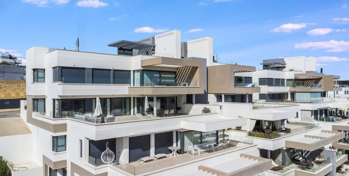 Sale of penthouse in Estepona 3