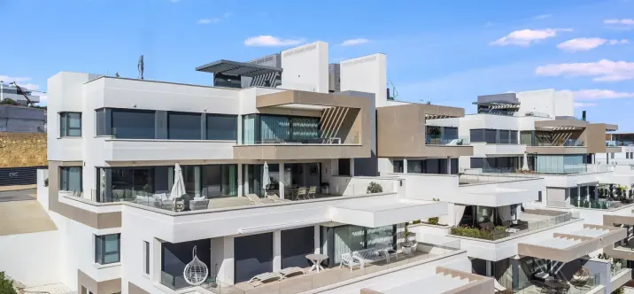 Sale of penthouse in Estepona 2