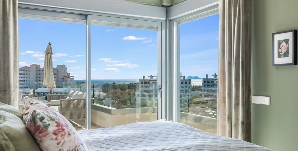 Sale of penthouse in Estepona 10