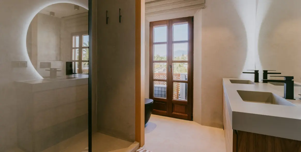 Sale of townhouse in The Golden Mile 18