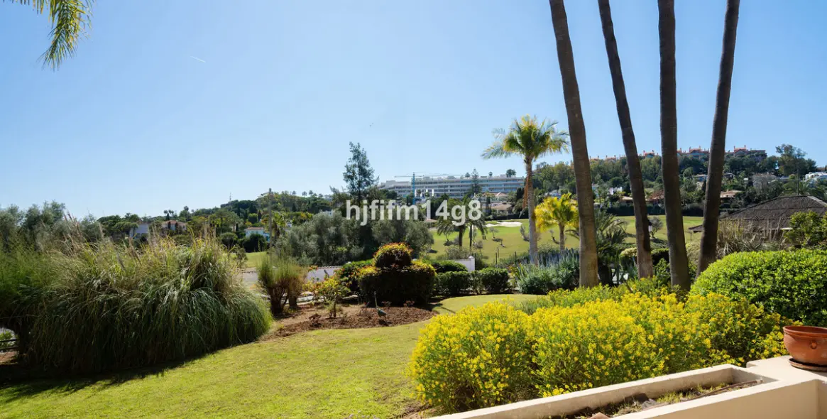 Продажа апартаментов на первом этаже в Nueva Andalucía (район Nueva Andalucía) 2