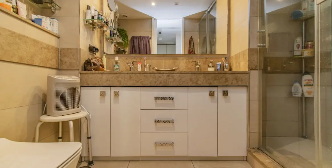 Sale of middle floor apartment in Marbella 19