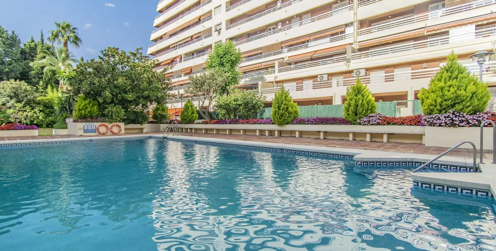 Venta de apartamento en planta media en Marbella 2