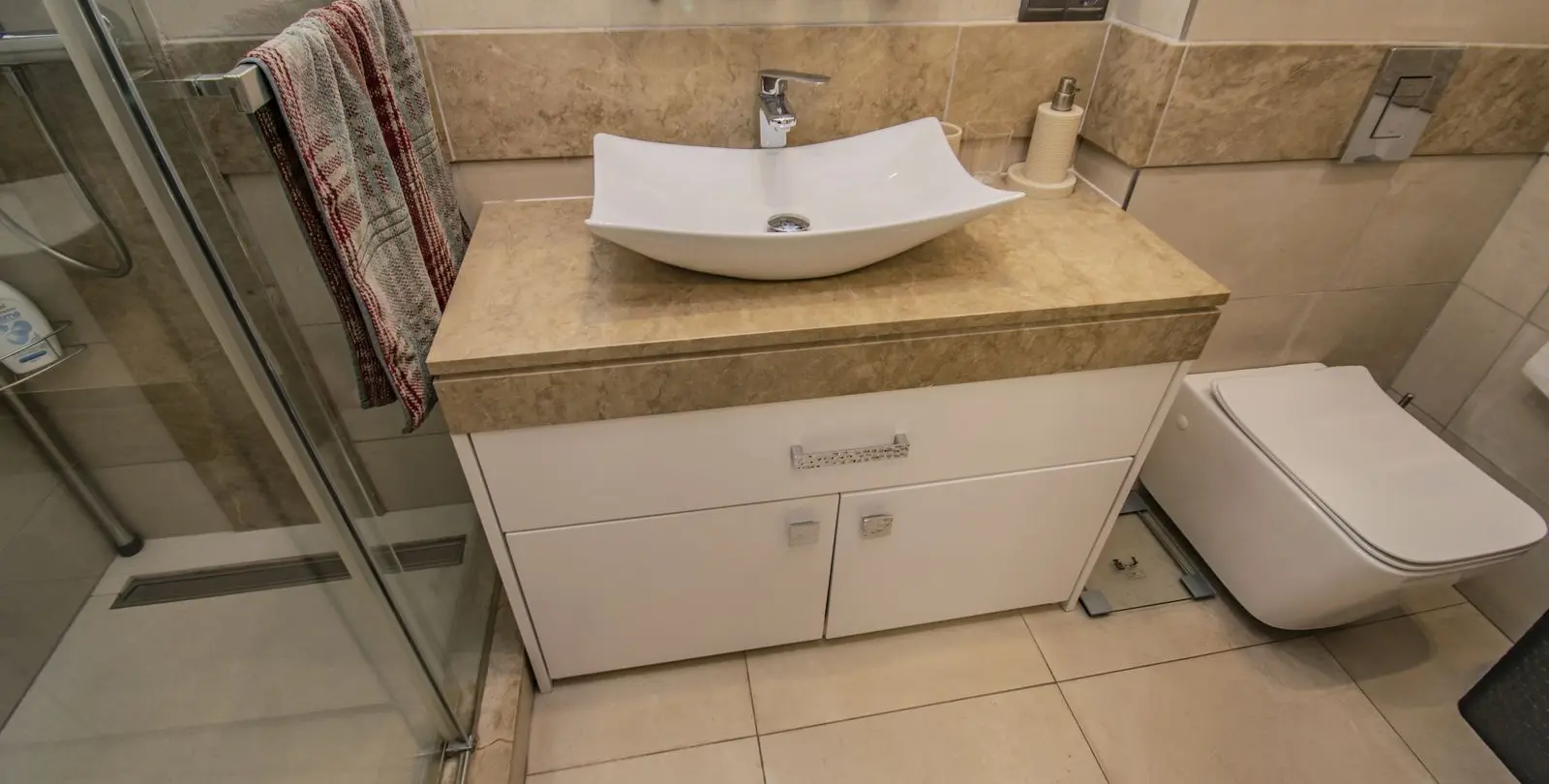 Venta de apartamento en planta media en Marbella 13