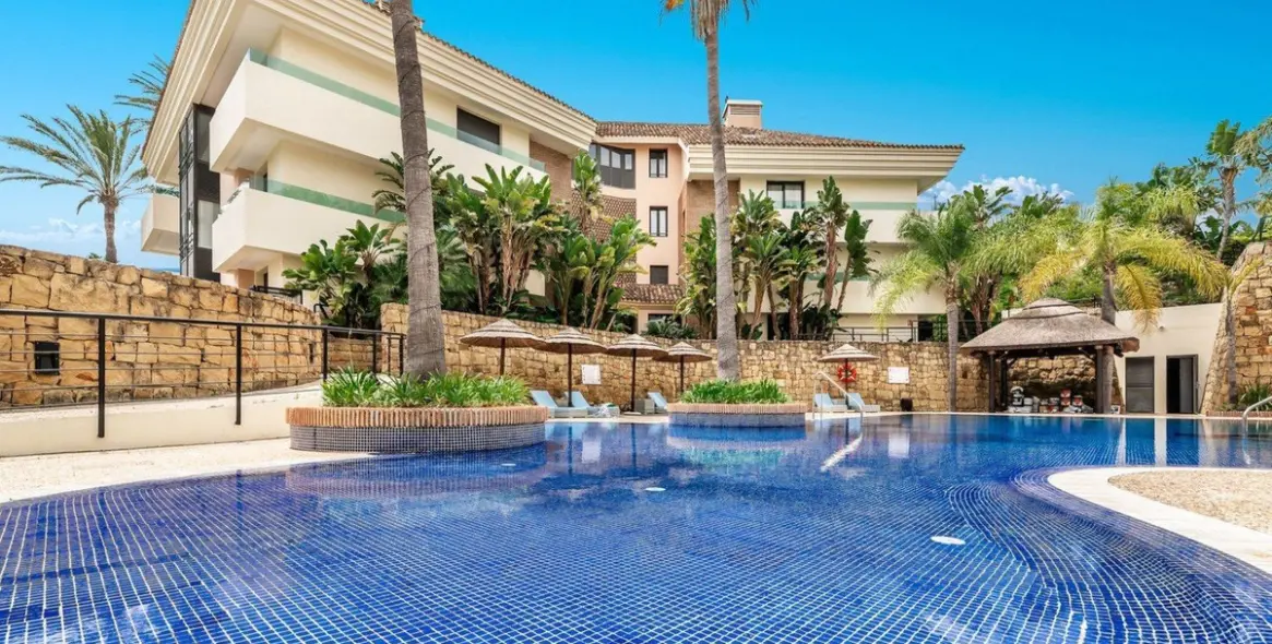 Sale of middle floor apartment in Los Monteros 1