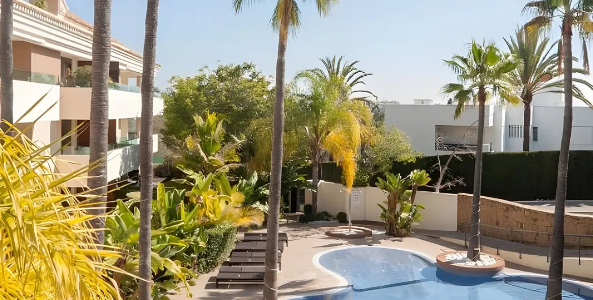Sale of middle floor apartment in Los Monteros 2