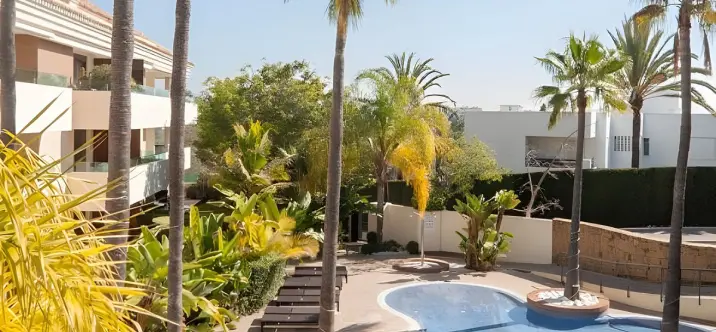 Sale of middle floor apartment in Los Monteros 1