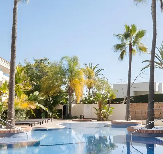 Sale of middle floor apartment in Los Monteros