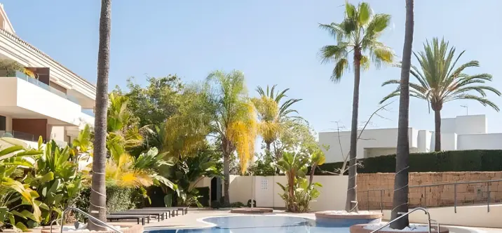 Sale of middle floor apartment in Los Monteros 2