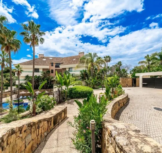 Sale of middle floor apartment in Los Monteros