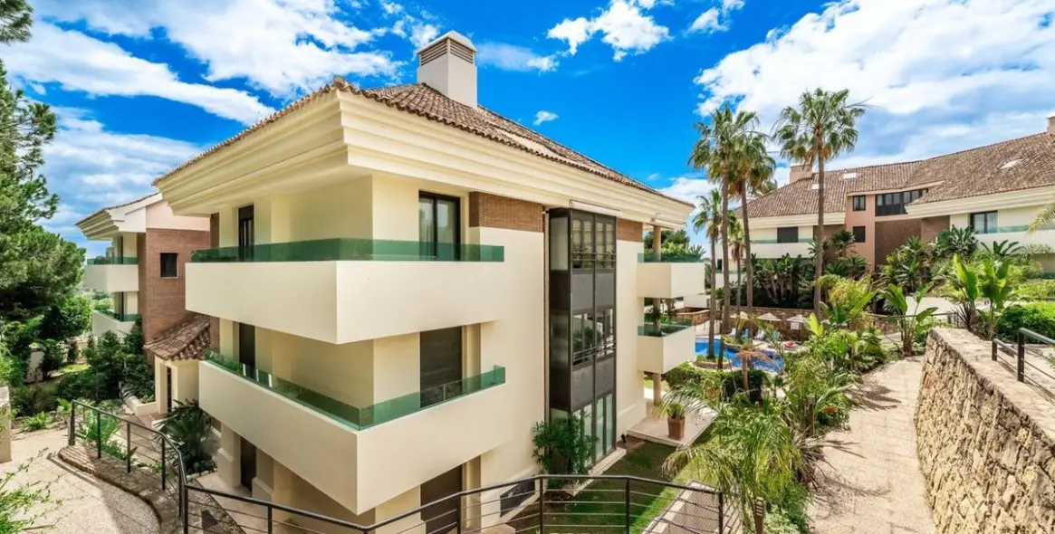Sale of middle floor apartment in Los Monteros 5