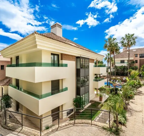 Sale of middle floor apartment in Los Monteros