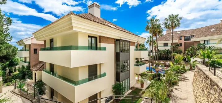 Sale of middle floor apartment in Los Monteros 4