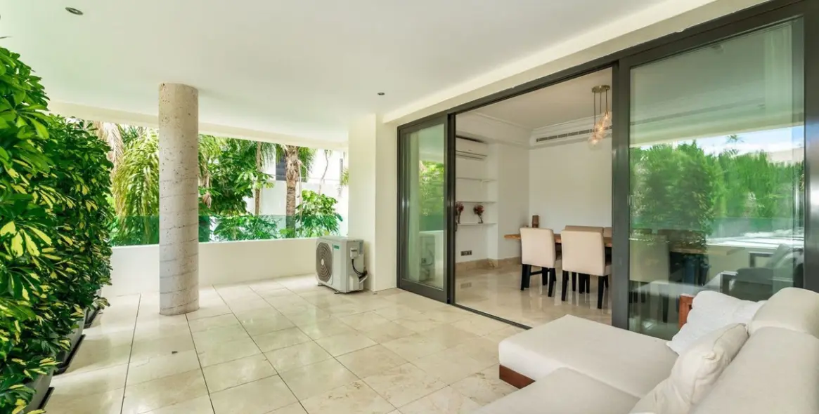 Sale of middle floor apartment in Los Monteros 6