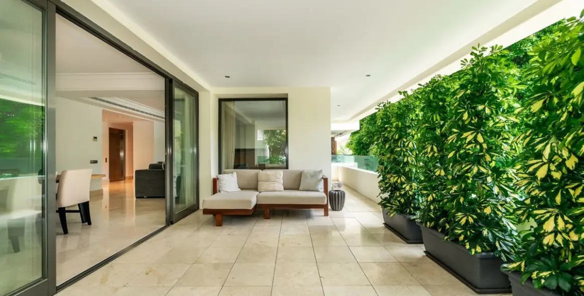 Sale of middle floor apartment in Los Monteros 7