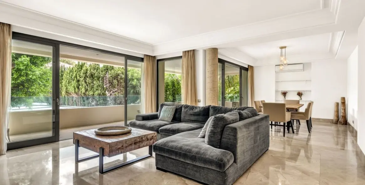 Sale of middle floor apartment in Los Monteros 9