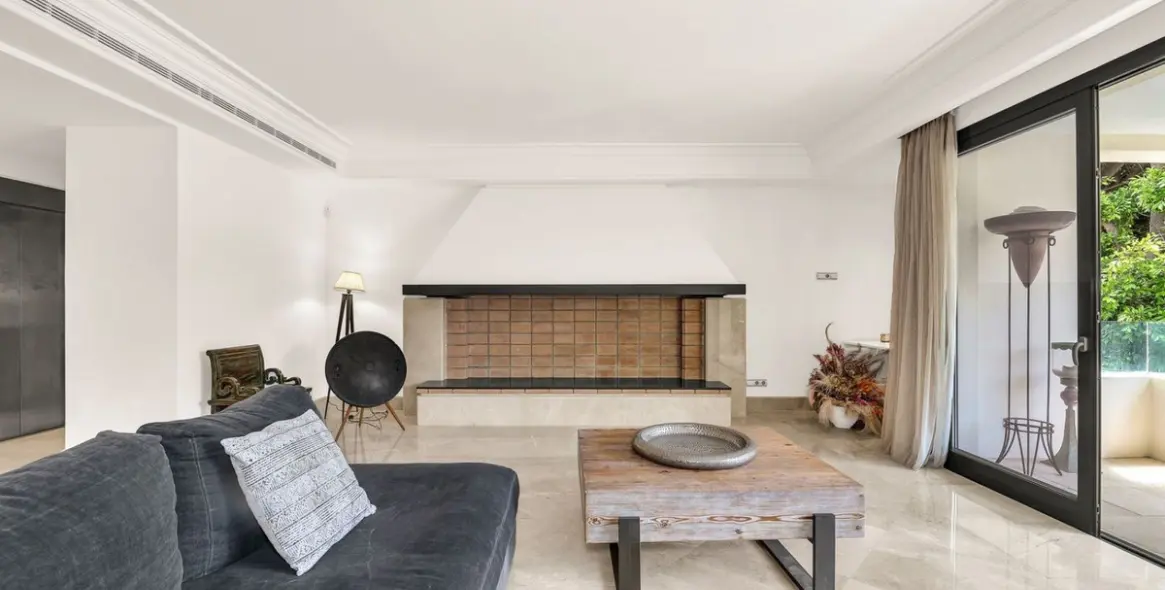 Sale of middle floor apartment in Los Monteros 10