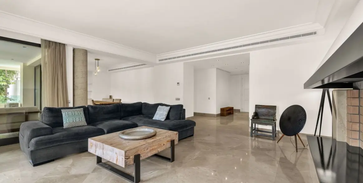 Sale of middle floor apartment in Los Monteros 11