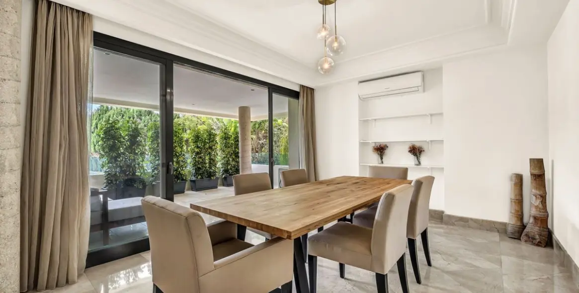 Sale of middle floor apartment in Los Monteros 12