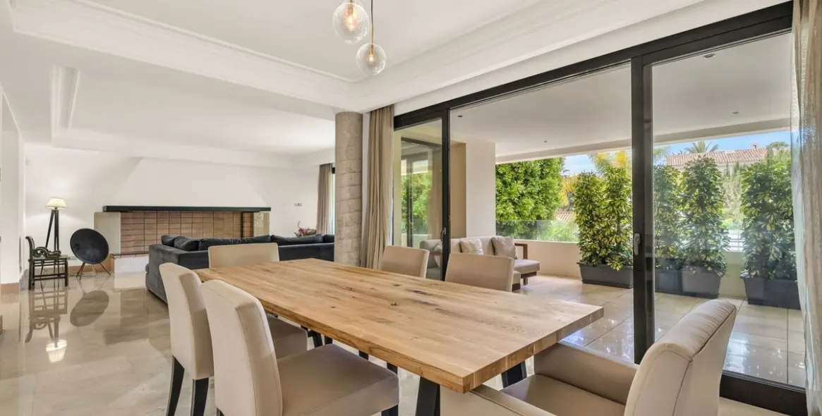 Sale of middle floor apartment in Los Monteros 13