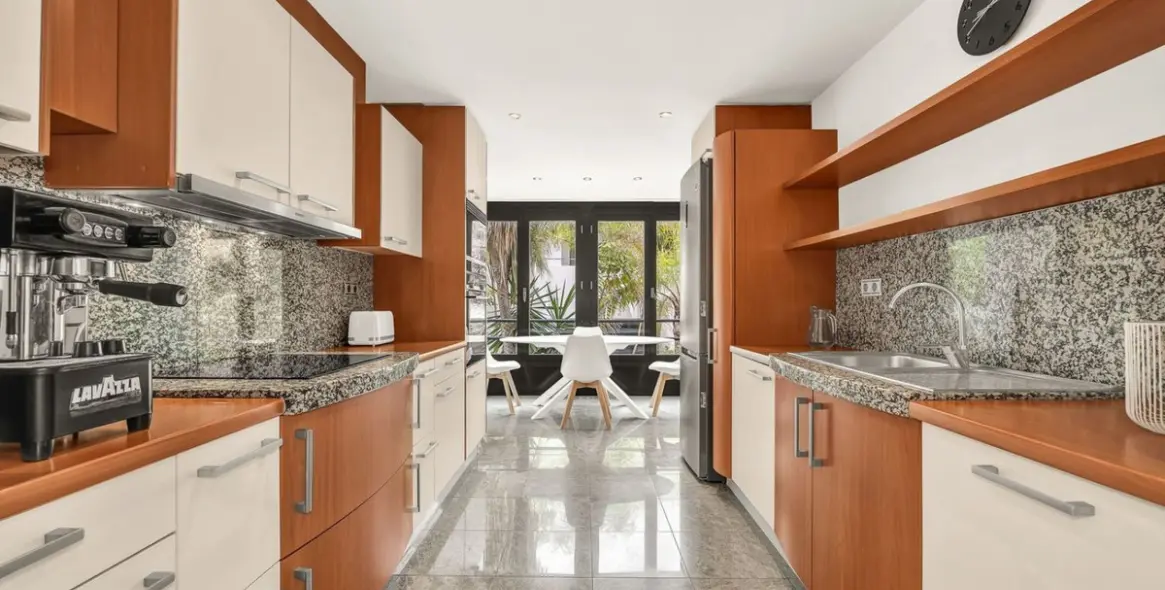 Sale of middle floor apartment in Los Monteros 14