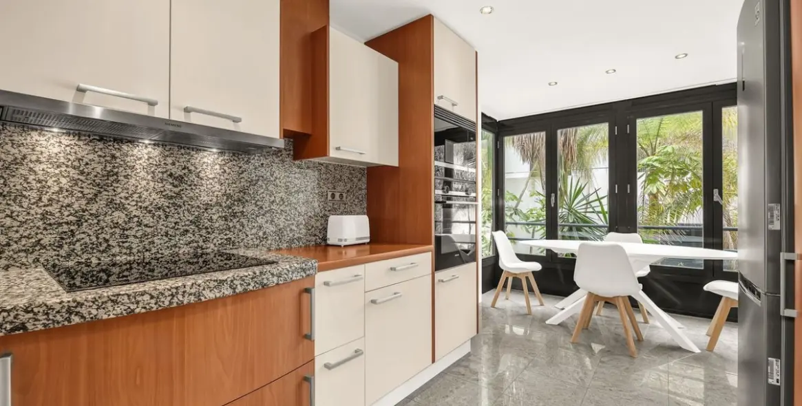 Sale of middle floor apartment in Los Monteros 15