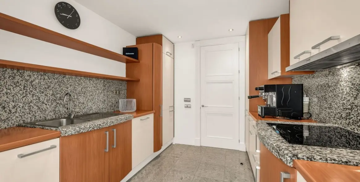 Sale of middle floor apartment in Los Monteros 16