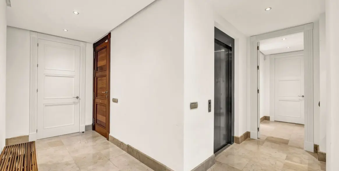 Sale of middle floor apartment in Los Monteros 18