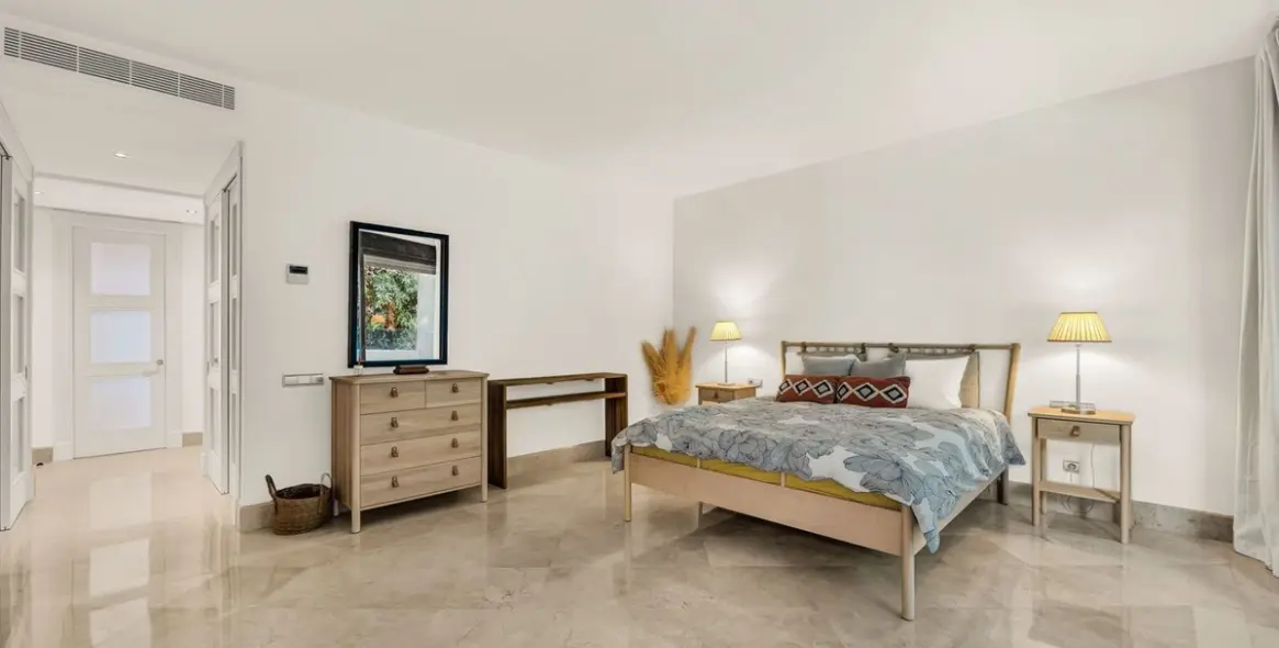 Sale of middle floor apartment in Los Monteros 19