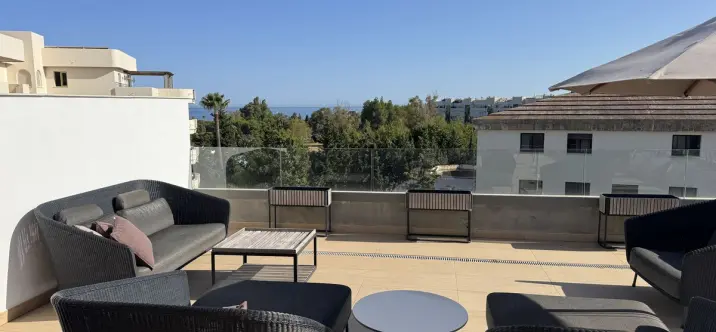 Продажа двухуровневого пентхауса в Nueva Andalucía 0