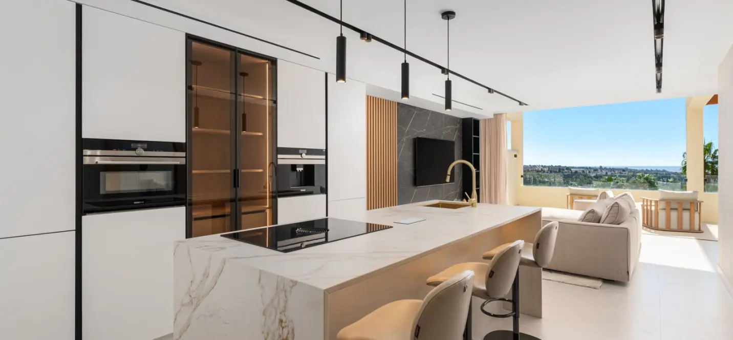 Venta de apartamento en planta media en Nueva Andalucía 1